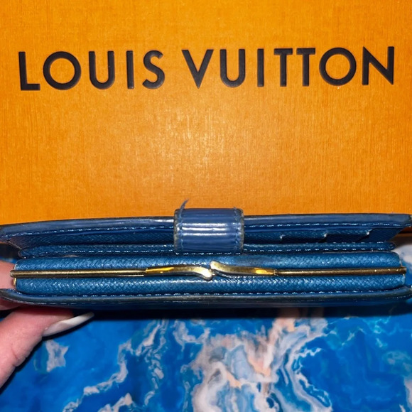 💎 Louis Vuitton epi Blue kiss lock authentic compact wallet. Callouts as shown! - Picture 9 of 9
